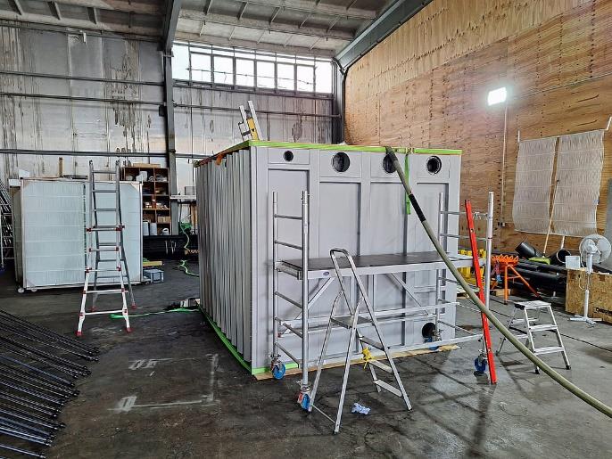De ijsaccu in een container, op locatie bij Brunner KA-GE AG